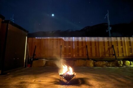 中庭（焚き火・夜1）