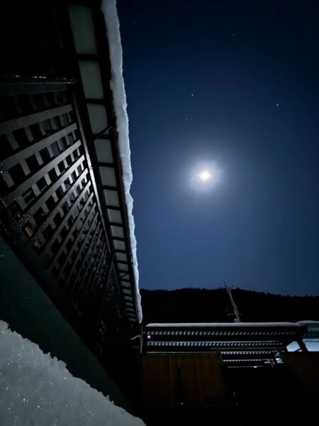 中庭（焚き火・夜2）