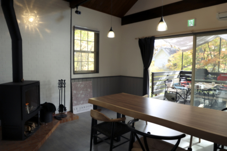 リビングから望むウッドデッキ