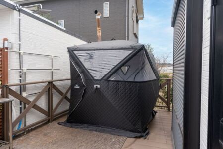 薪煙突が映えるサウナ外観