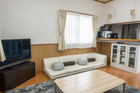 くつろぎを深める明るいリビング