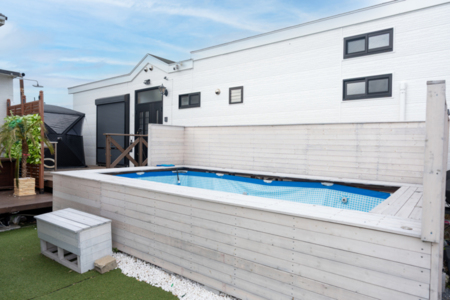 青空の下で楽しむプール