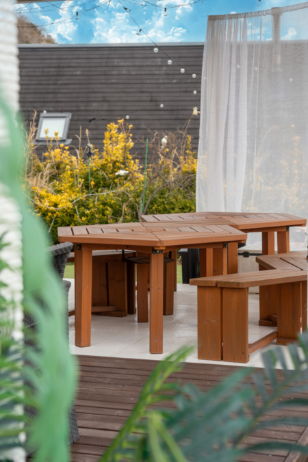 食事も楽しめる屋外テーブル