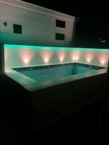 ライトが彩るナイトプール