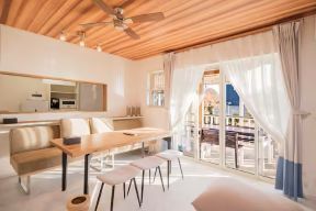 屋外BBQへ直結の開放空間