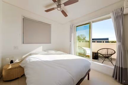 窓辺に心地よい風が流れる