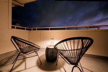 夜は雰囲気満点の空間で語らい。