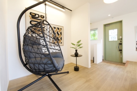 玄関とチェアー