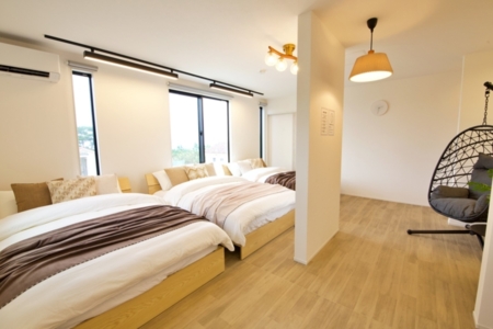 ベッドルーム１（ダブルベッド3台）