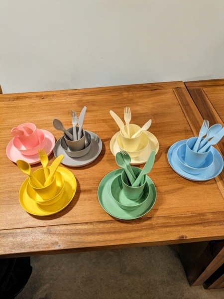 子供用のプラスチック食器・カトラリ