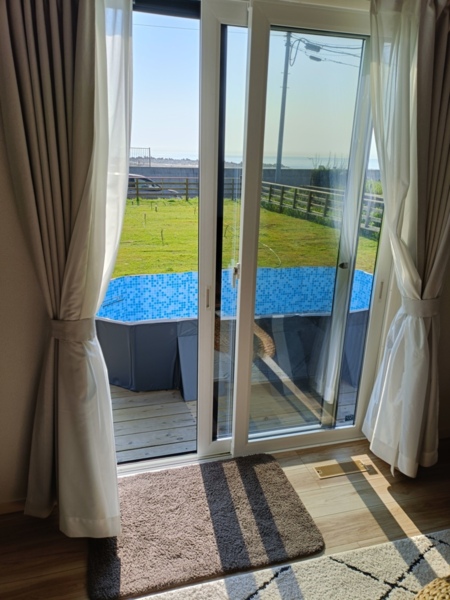 夏はお子様用プール　リビングで見守りなが