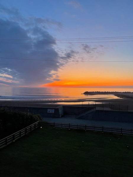 ２階ベランダ見た朝日