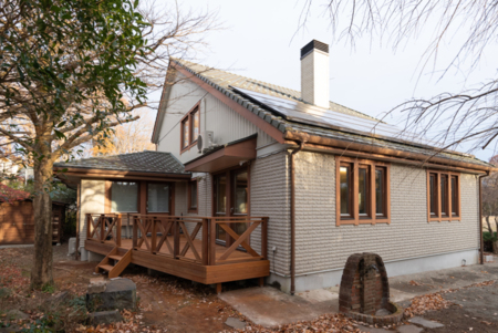 緑に囲まれた温もりある外観