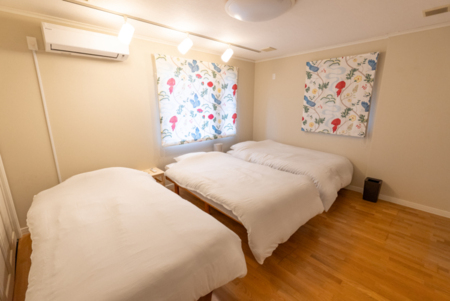 花柄カーテンが可愛い寝室