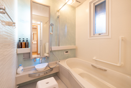清潔感あふれるゆったりバスルーム
