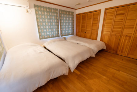 木の温もりに包まれた寝室