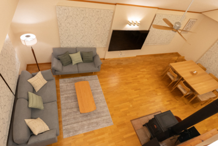 吹き抜けから見た広々リビング