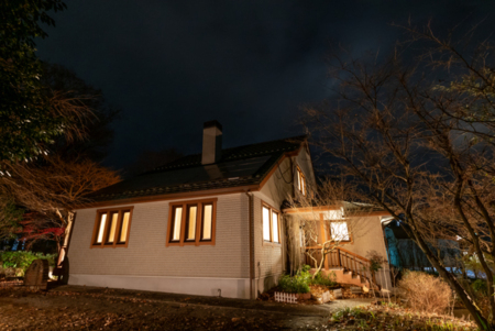 幻想的な夜のライトアップ外観