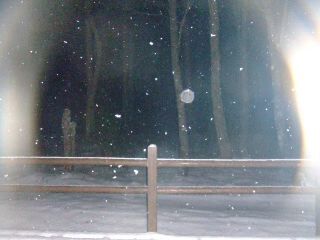 夜のテラスの雪