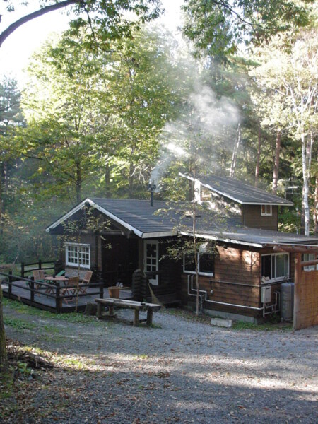 薪ストーブからの煙　初秋のログ