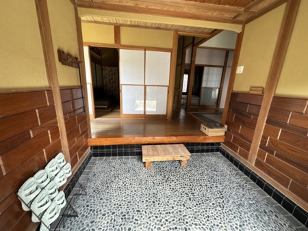 広々玄関、外用サンダルご利用いただけます