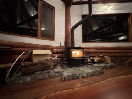 薪ストーブの前でみんなで語らいましょう！