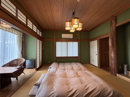 101号室　シングル布団×5組