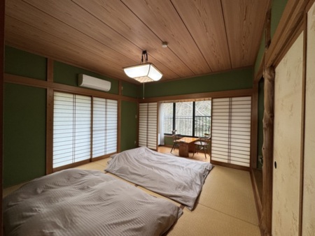 202号室　ダブル布団×2組