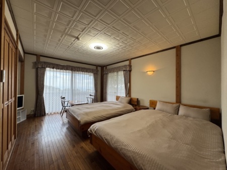 201号室　ダブルベッド，シングルベッド