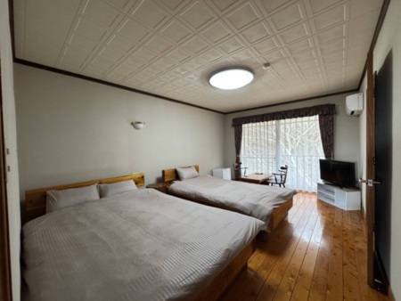 203号室　ダブルベッド、シングルベッド