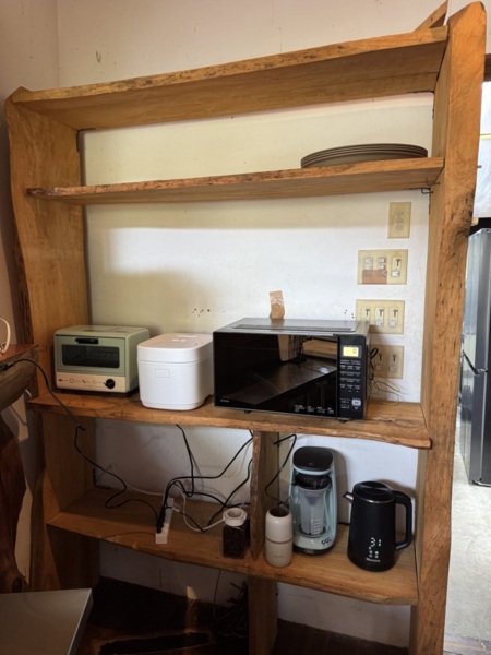 バーカウンター横の家電用品