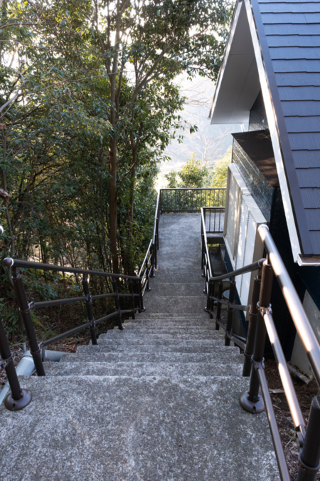 玄関までに階段がございます！