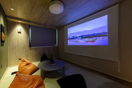 リビングではプロジェクターが利用可能です