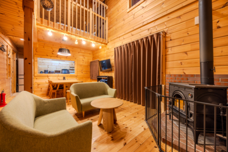 暖炉と吹き抜けで開放的な雰囲気です。