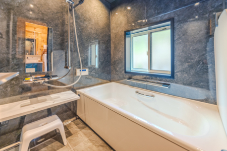 窓を開けると開放的なお風呂です。