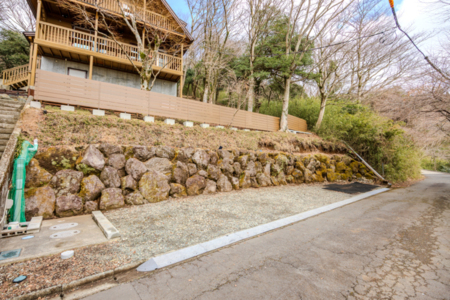 縦列で普通車2台、駐車可能です。