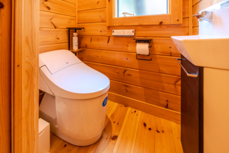 窓を開けると開放的なトイレです。