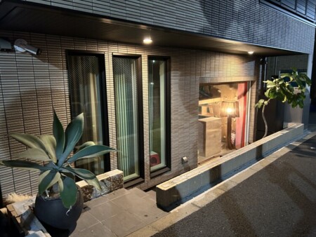 １F外、タバコ、街風景、料理を楽しむ空間