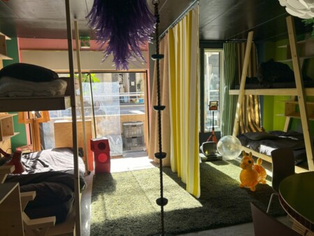 カーテンを閉めると空間がゆるやかに分かれ