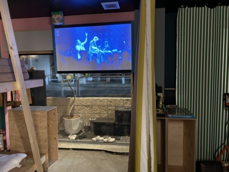 寝ころびながら映画や音楽動画を楽しむ