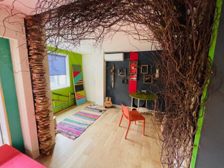 半壁と木のトンネルで仕切られた癒しの空間