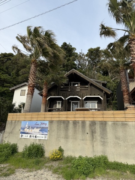 駐車場から見るログハウス