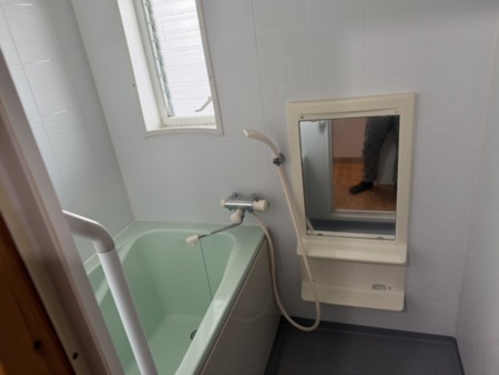 水圧の強いシャワーと小さなお風呂