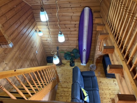 2階から見る階段とリビング