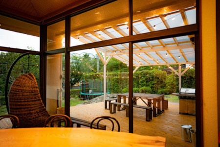 リビングからのテラスの眺め