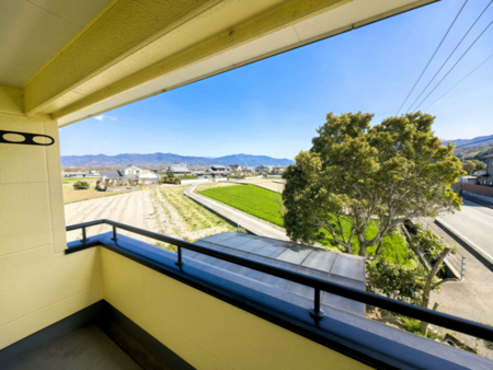 2階洋室ベランダ、左側に重信川と公園