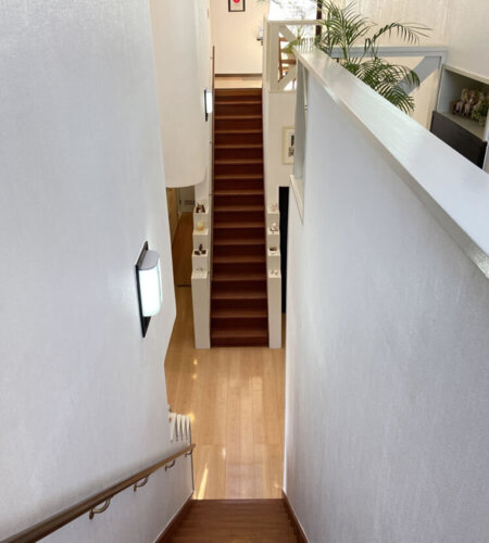 気品漂う吹き抜けが開放感を演出