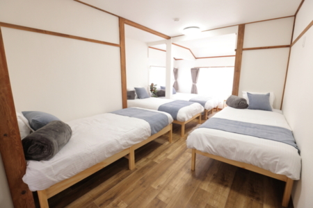 寝室２（ダブルベッド１，シングルベッド3