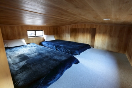 寝室２（シングルベッド2台）