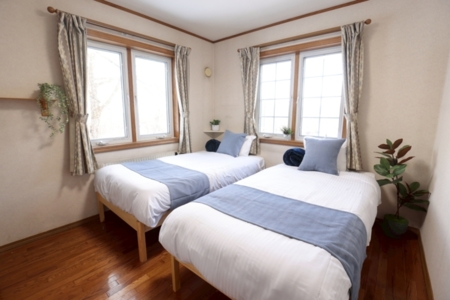 寝室１（シングルベッド２台）